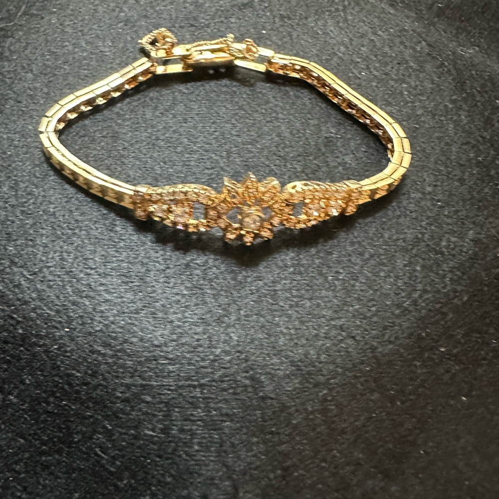 Elegant 14K Gold and Diamond Bracelet